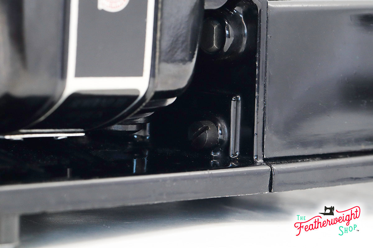 Screw, Singer Featherweight 222K Leg (Vintage Original)