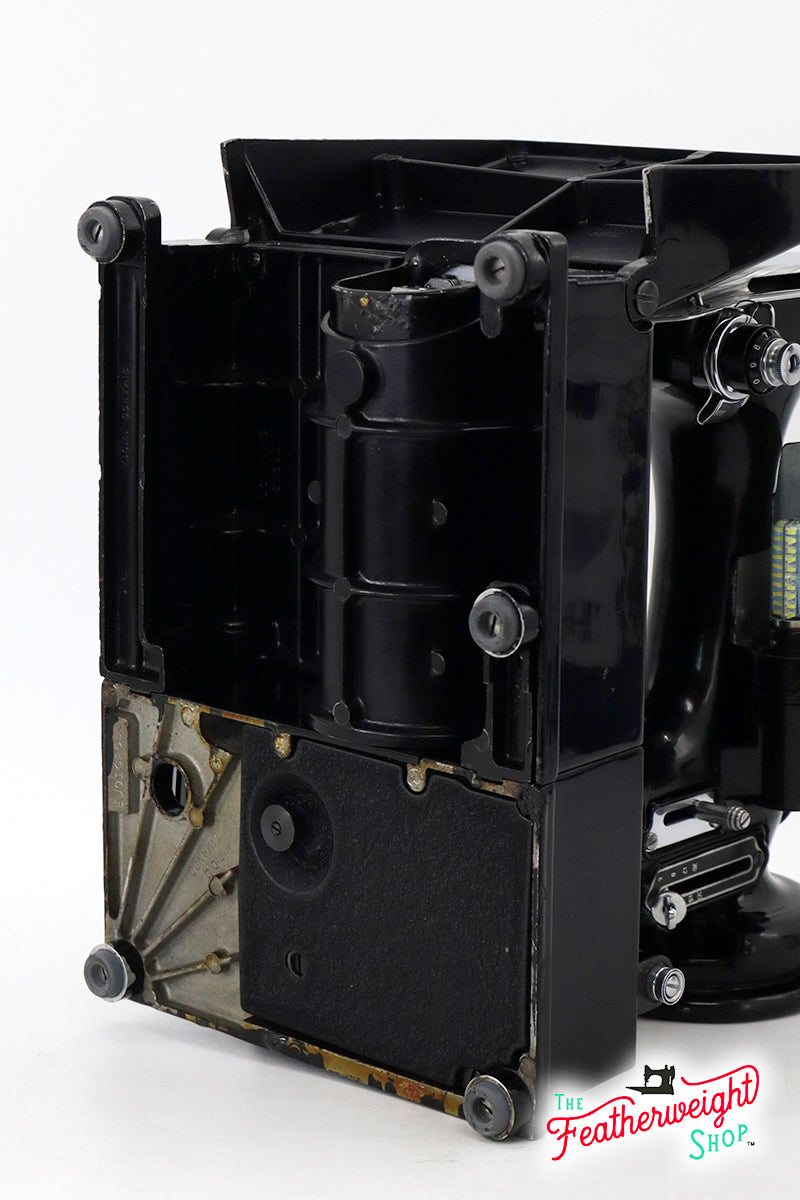 Screw, Specific for Featherweight 222 Bed Cushion Rubber Feet