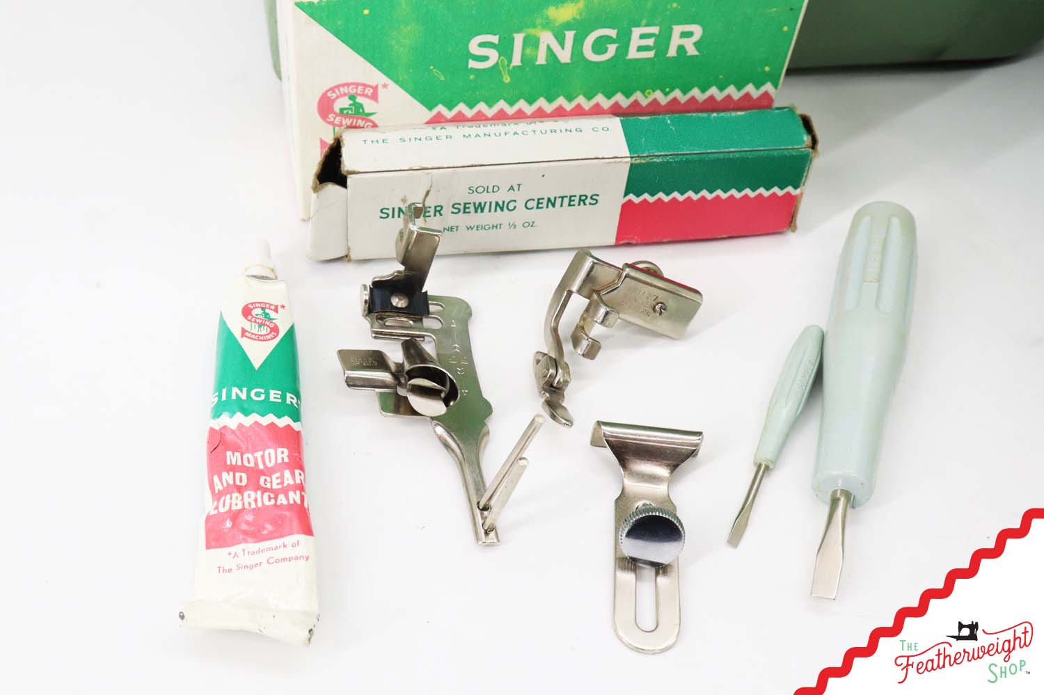 Singer Featherweight 221K Sewing Machine, WHITE - EV943***