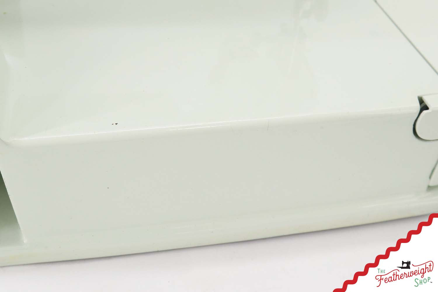 Singer Featherweight 221K Sewing Machine, WHITE - EV943***