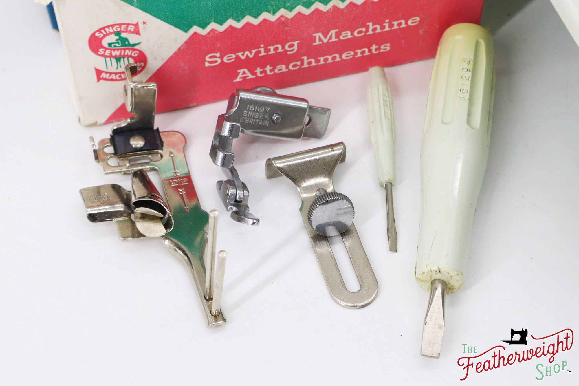 Singer Featherweight 221K Sewing Machine, WHITE EV9937** - RARE Case!