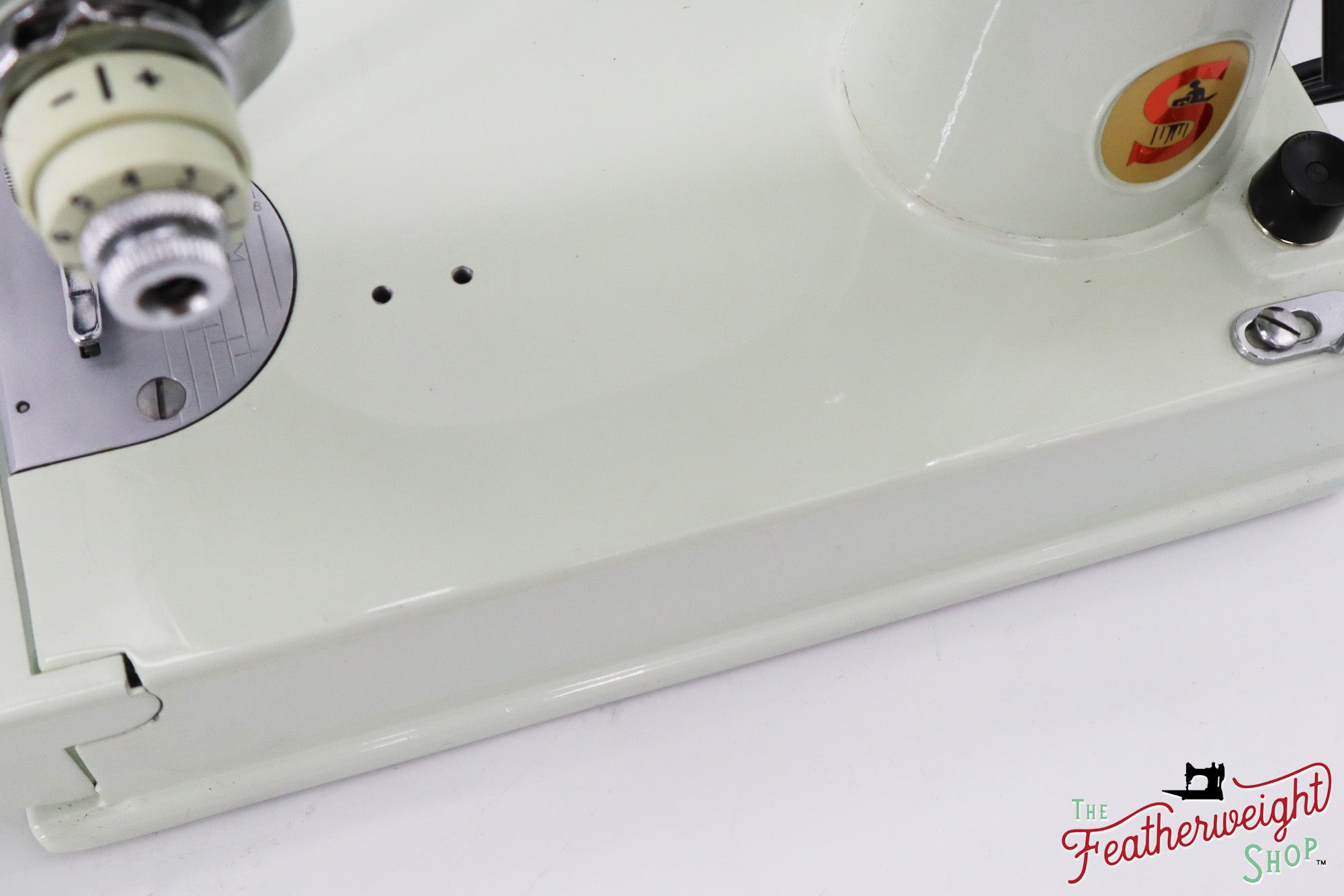 Singer Featherweight 221K Sewing Machine, WHITE EV9937** - RARE Case!