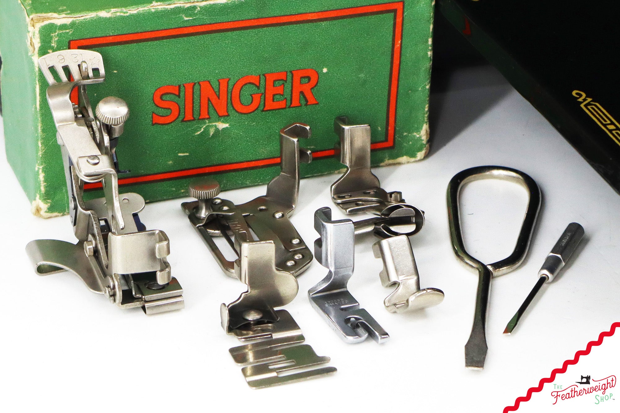 Singer Featherweight 221K Sewing Machine, French EF6885**