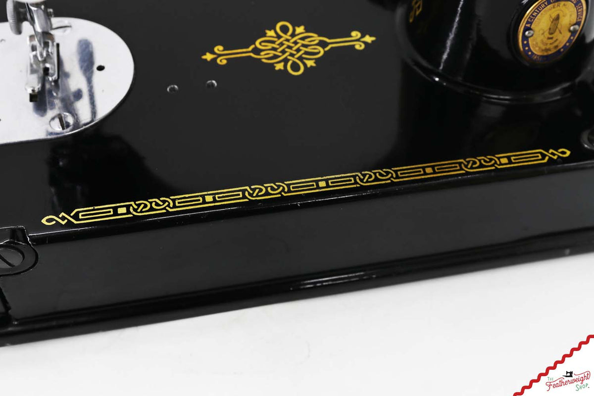 Singer Featherweight 221K Sewing Machine, French EG0774**