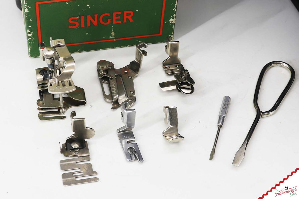 Singer Featherweight 221K Sewing Machine, French EG0731**