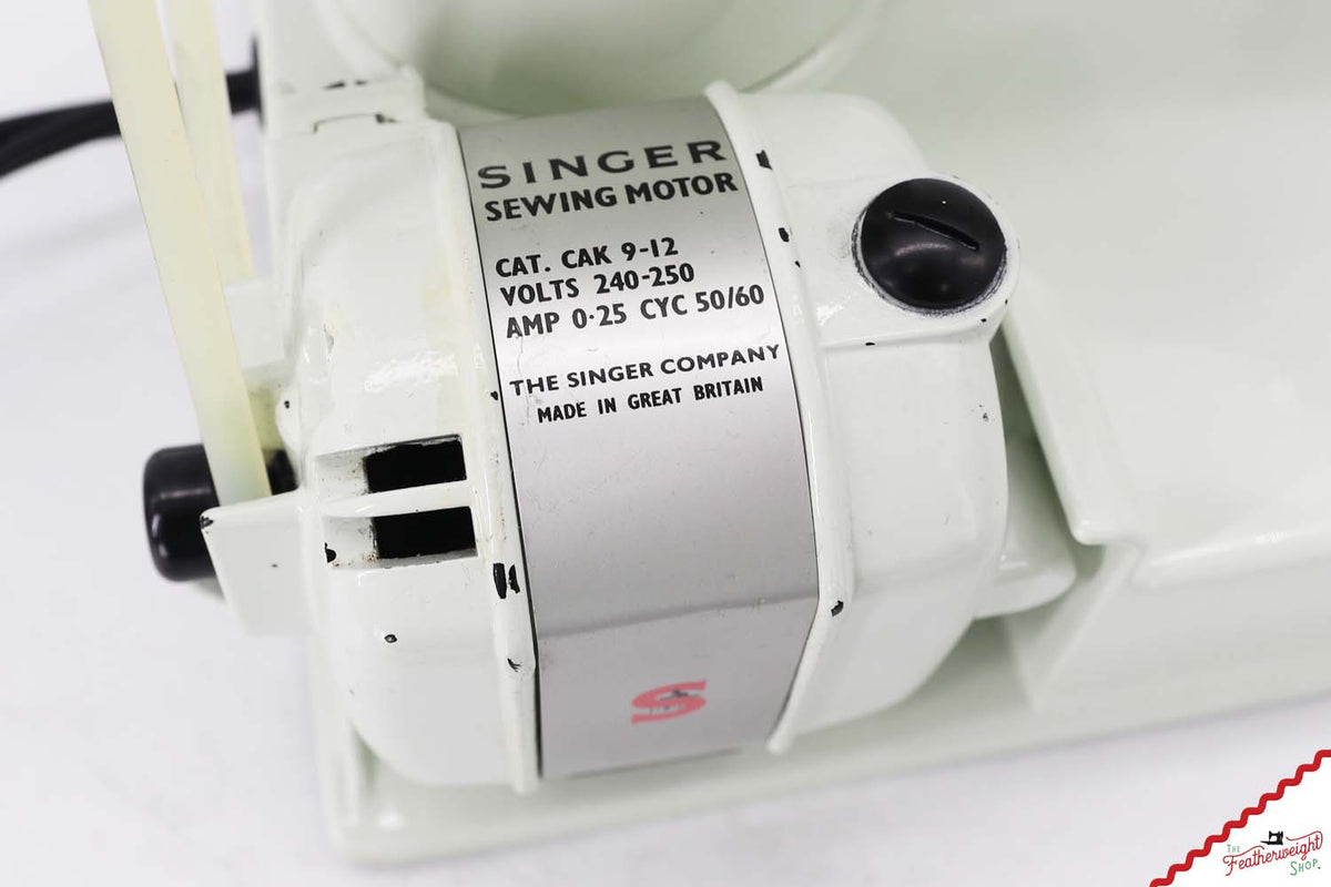 Singer Featherweight 221K Sewing Machine, WHITE FA2233** - RARE Case!