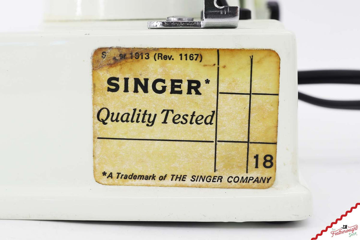 Singer Featherweight 221K Sewing Machine, WHITE FA2233** - RARE Case!