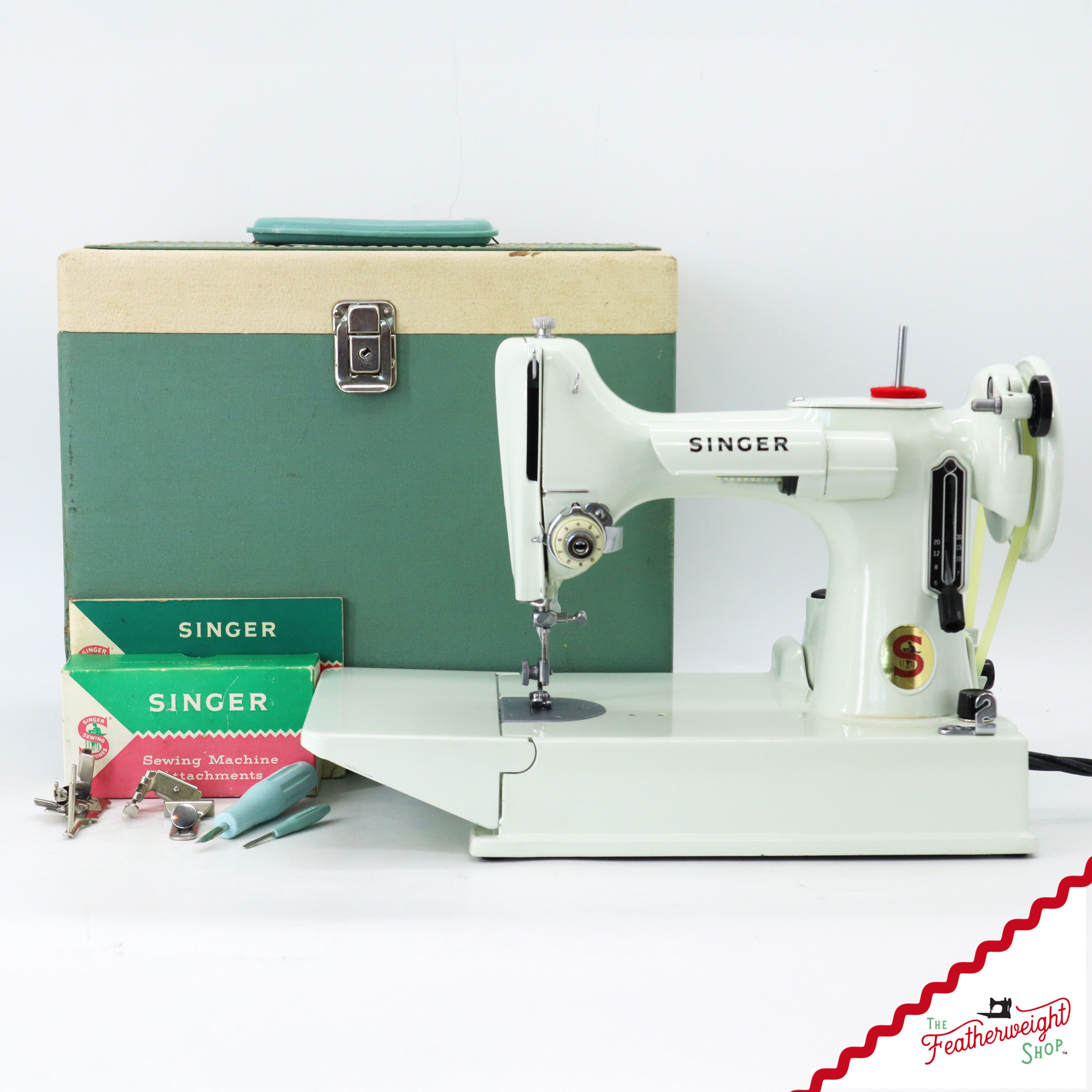 Singer Featherweight 221K Sewing Machine, WHITE - EV891***