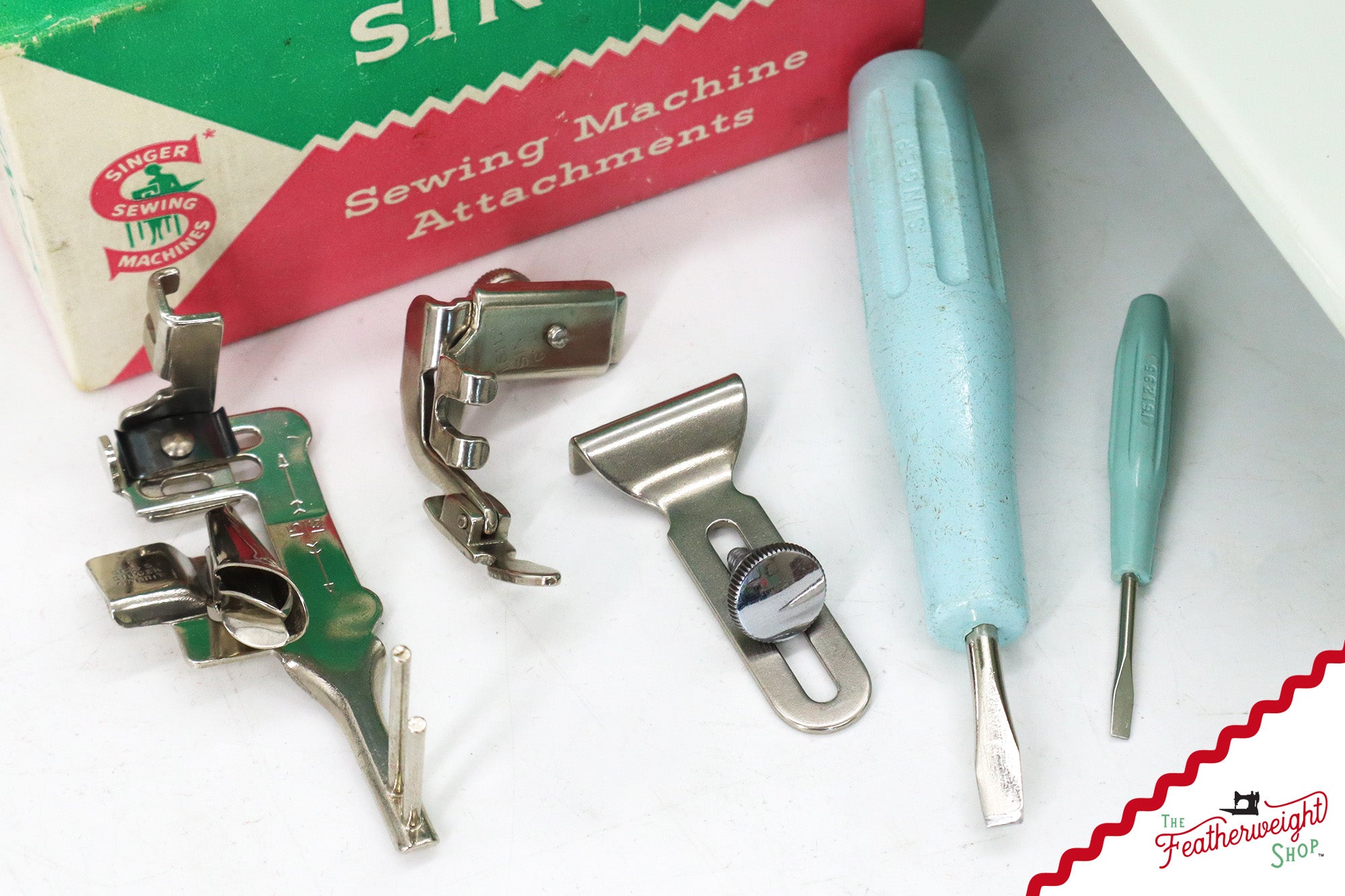 Singer Featherweight 221K Sewing Machine, WHITE - EV891***