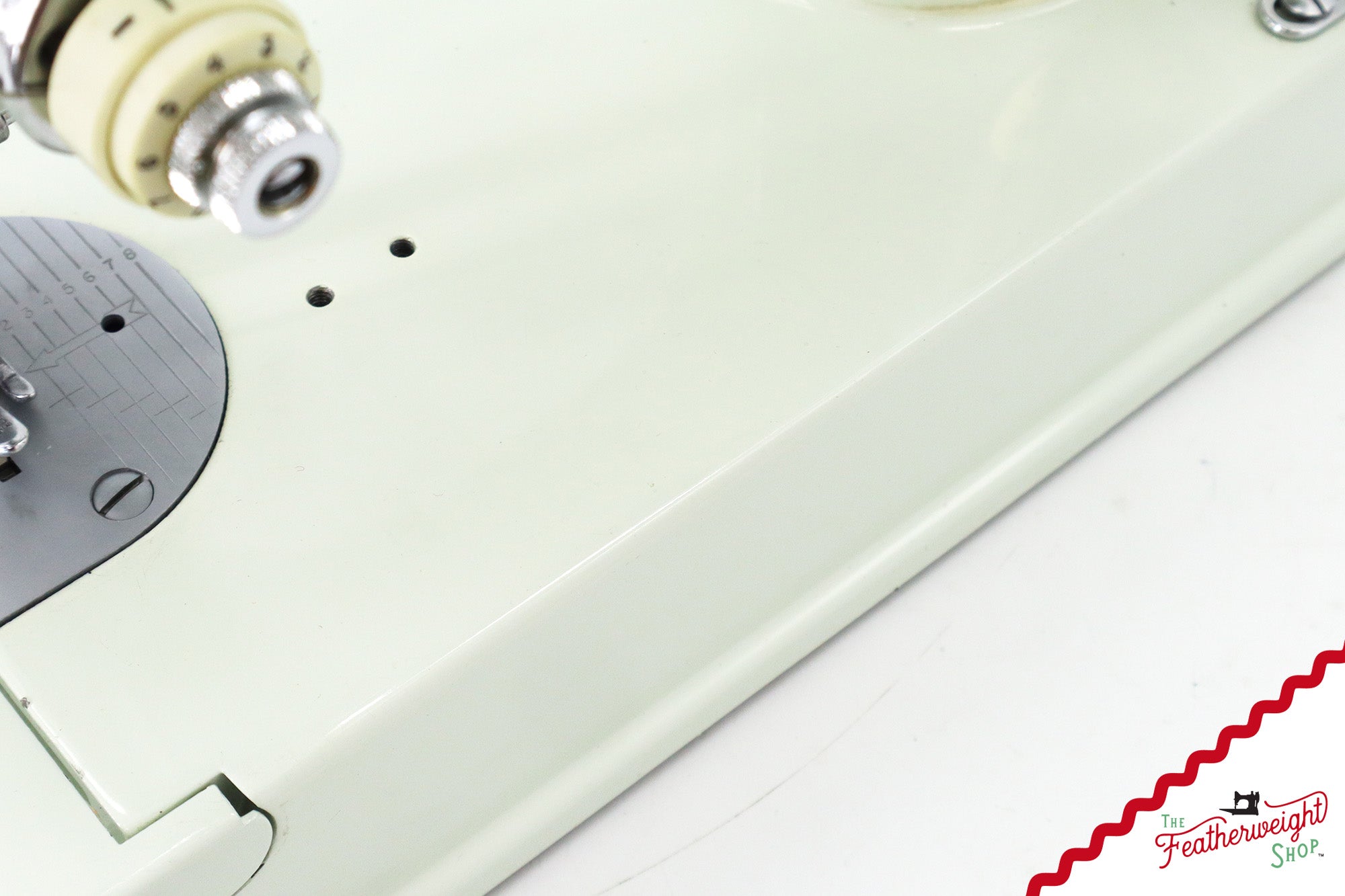 Singer Featherweight 221K Sewing Machine, WHITE - EV891***