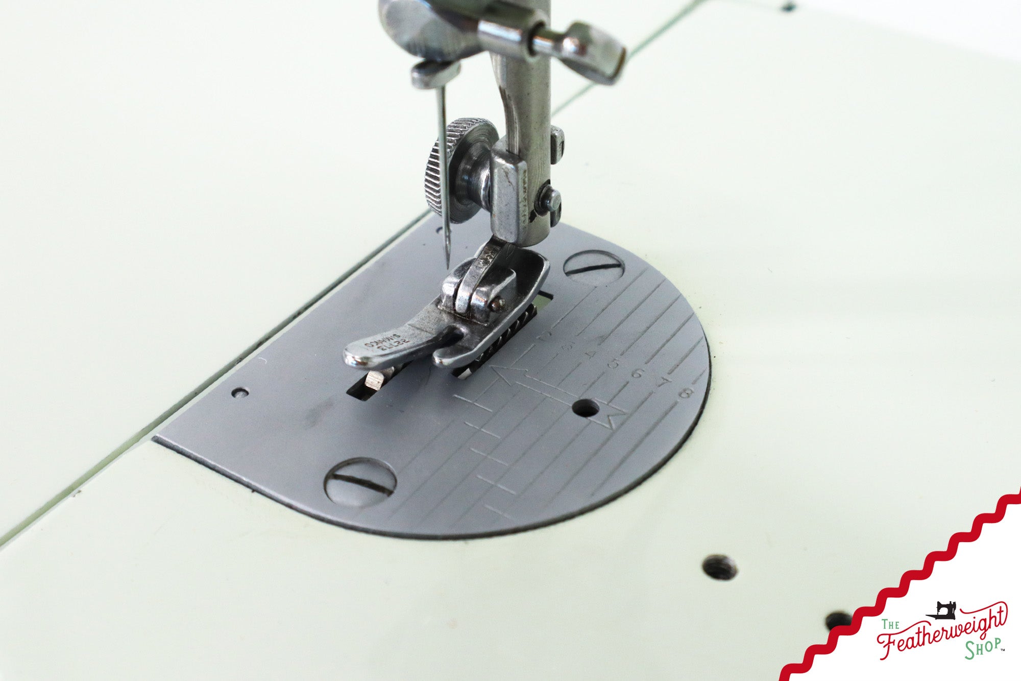 Singer Featherweight 221K Sewing Machine, WHITE - EV891***