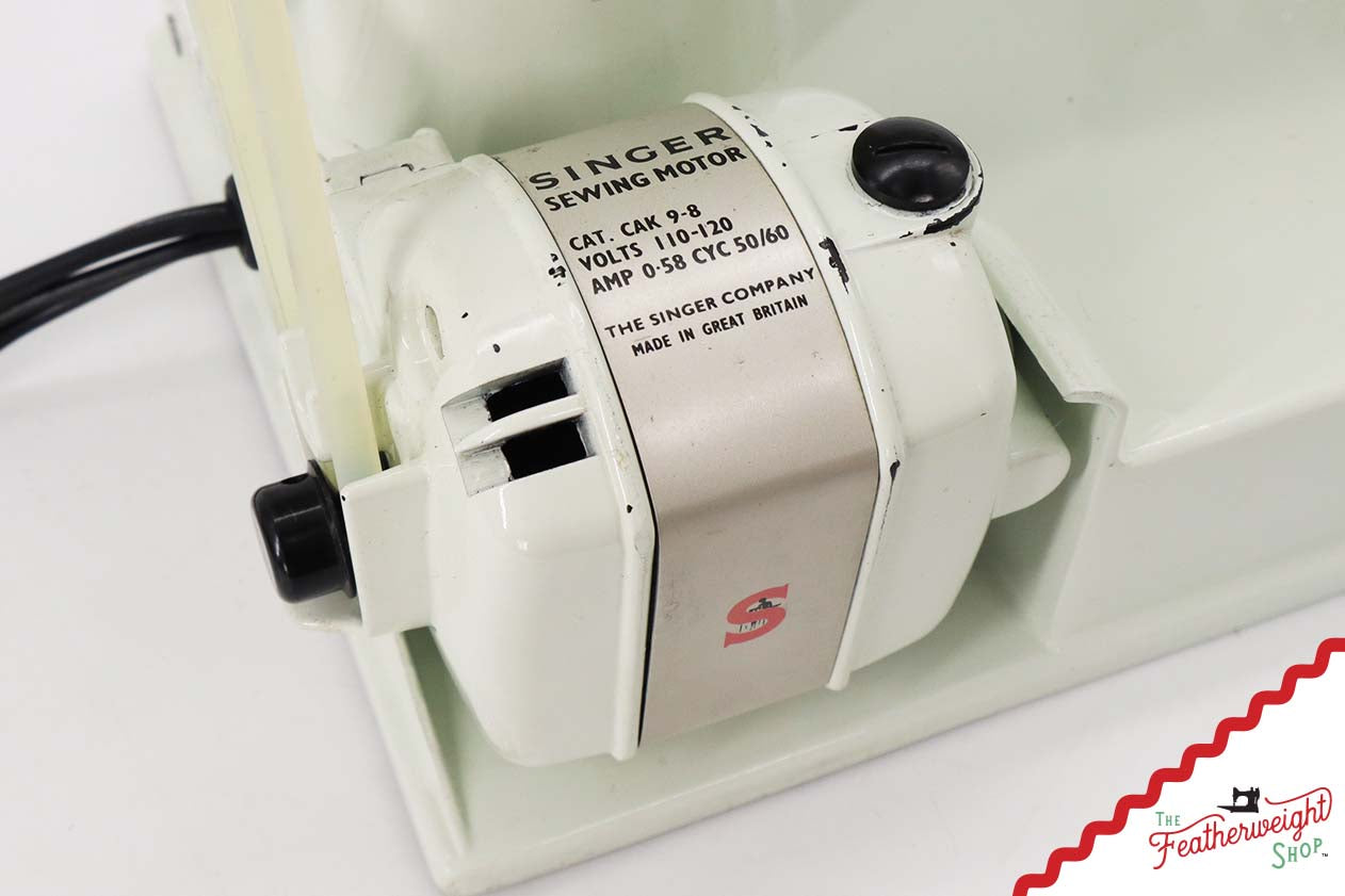 Singer Featherweight 221K Sewing Machine, WHITE - FA099***