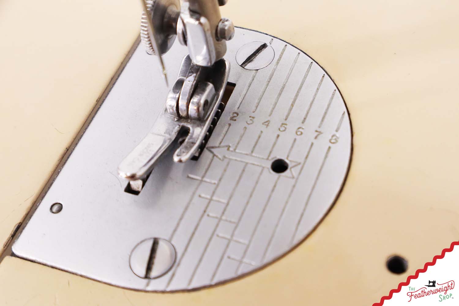 Singer Featherweight 221J Sewing Machine, Tan - JE161***