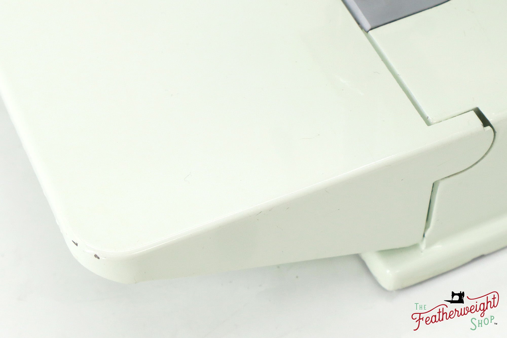 Singer Featherweight 221K Sewing Machine, WHITE - EV887***