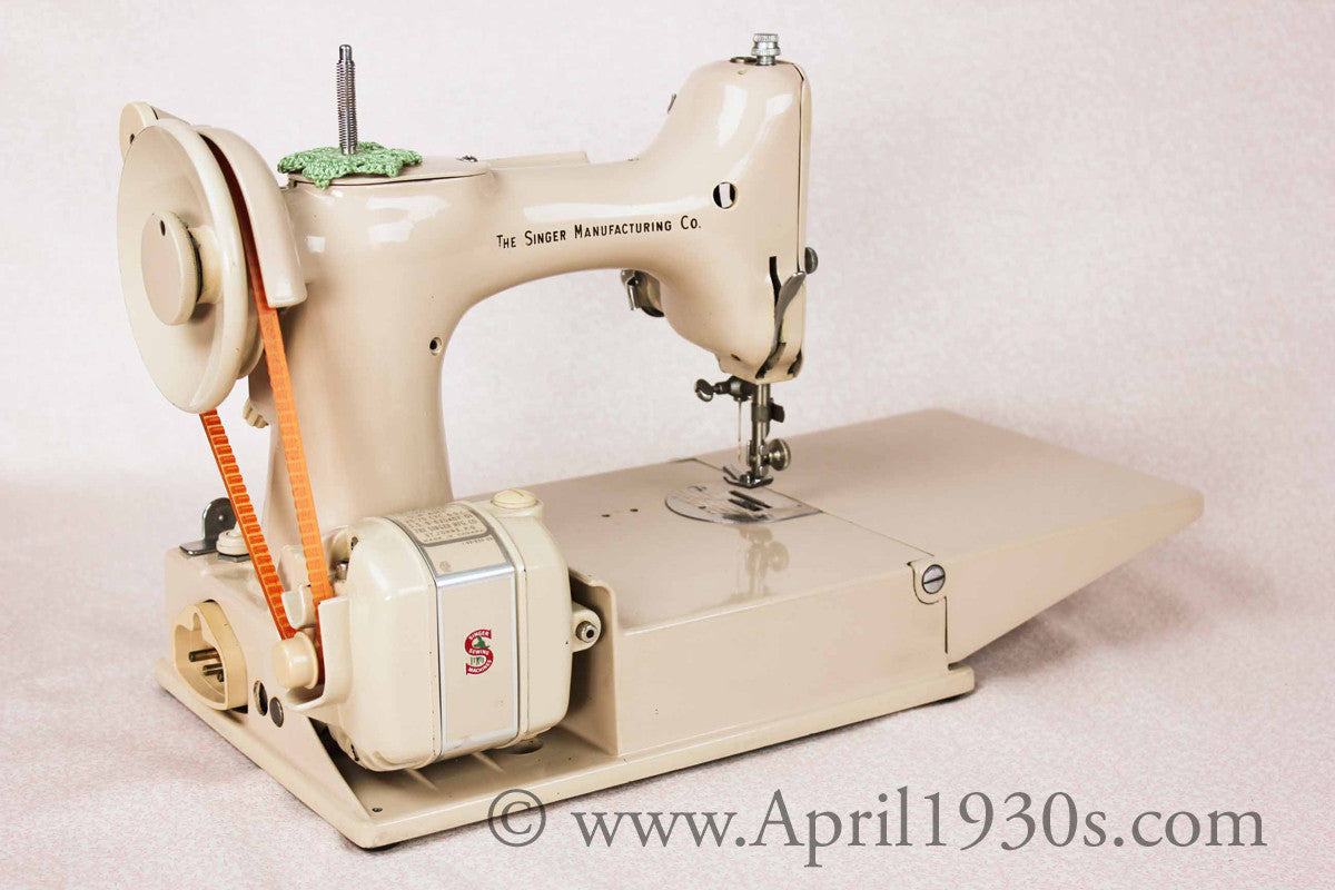 Singer Featherweight 221 Sewing Machine, TAN JE150***