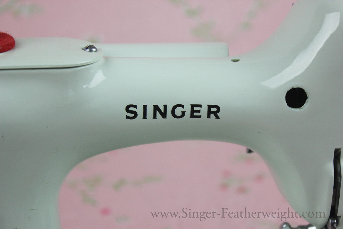 Singer Featherweight 221 Sewing Machine, WHITE EV989***