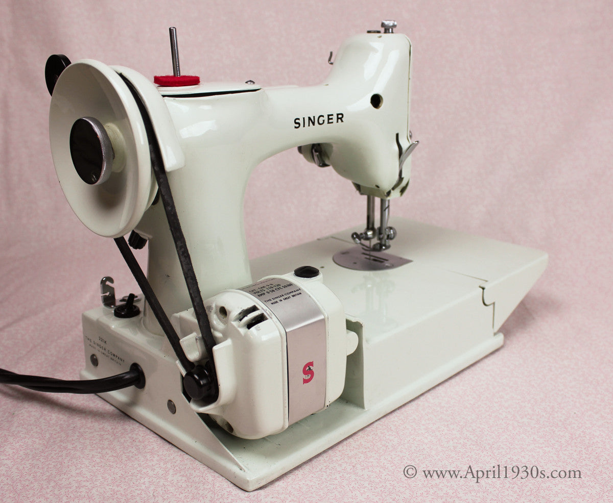Singer Featherweight 221 Sewing Machine, WHITE EY848***ch