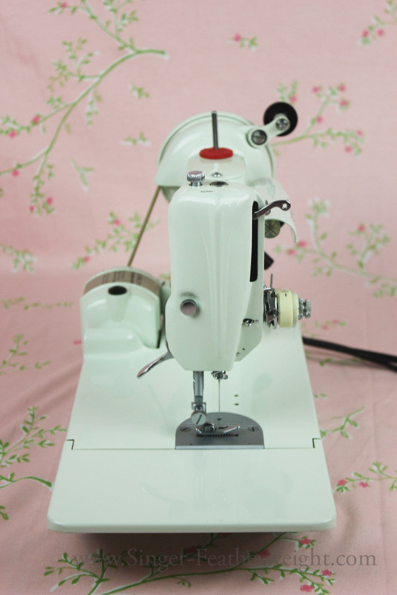 Singer Featherweight 221 Sewing Machine, WHITE EV989***