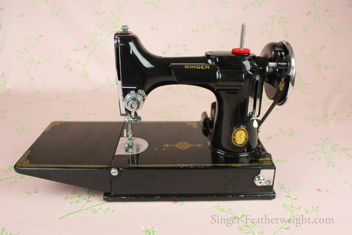 Singer Featherweight 221 Sewing Machine, CHICAGO BADGE 1934 AD543***