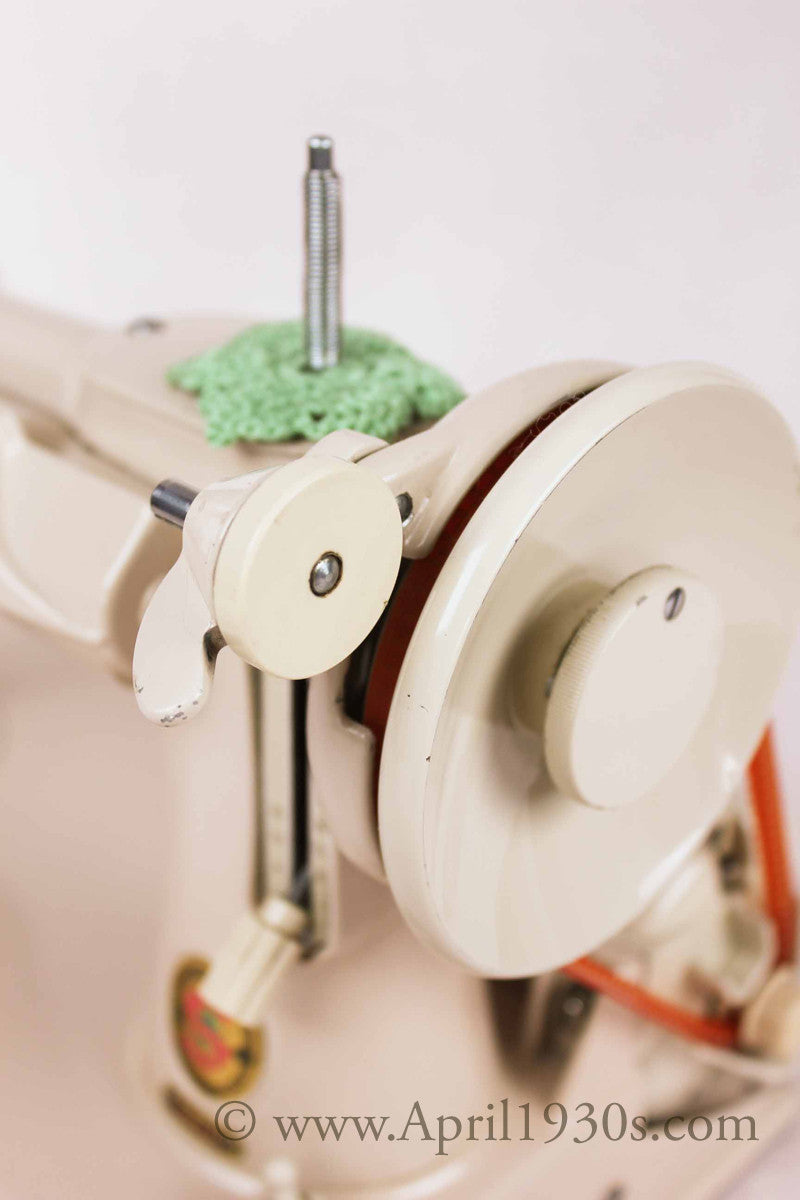 Singer Featherweight 221 Sewing Machine, TAN JE150***