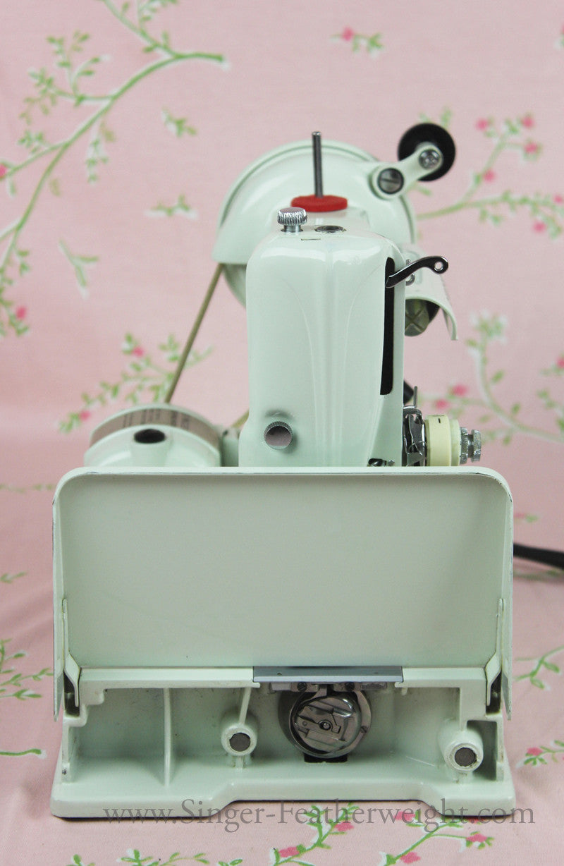 Singer Featherweight 221 Sewing Machine, WHITE EV989***