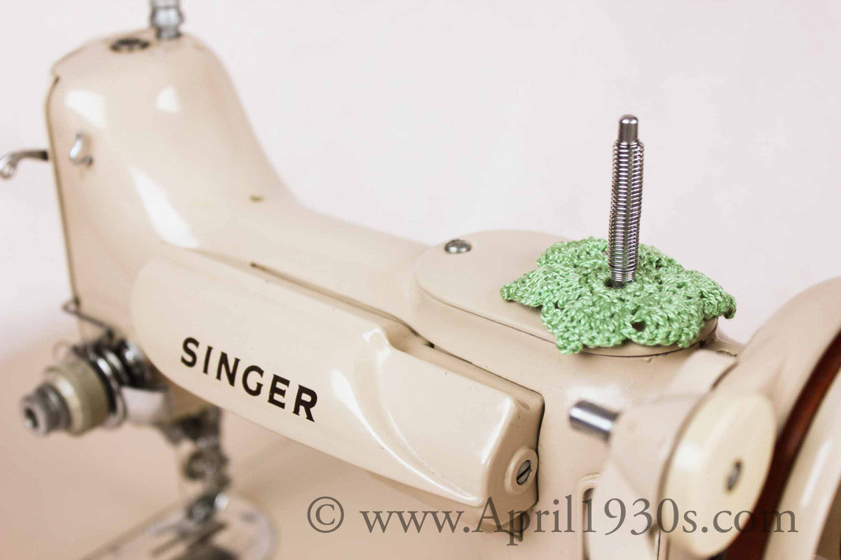Singer Featherweight 221 Sewing Machine, TAN JE150***