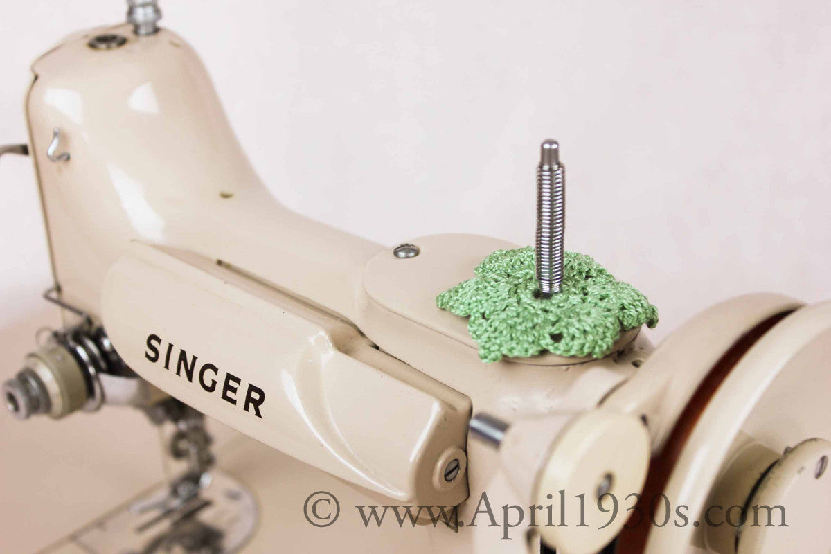 Singer Featherweight 221 Sewing Machine, TAN JE150***