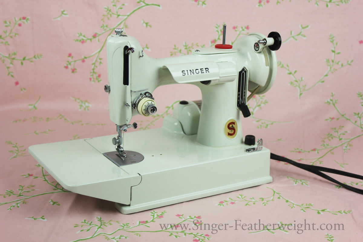 Singer Featherweight 221 Sewing Machine, WHITE EV989***