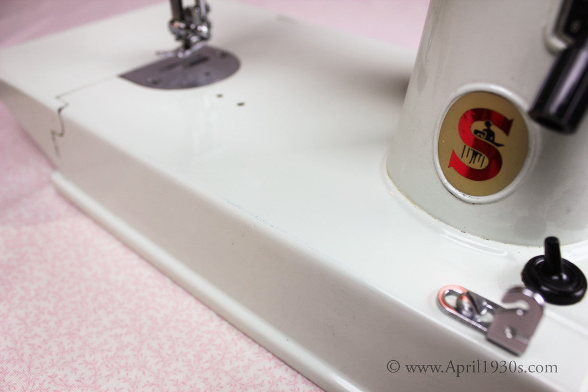 Singer Featherweight 221 Sewing Machine, WHITE EY848***ch