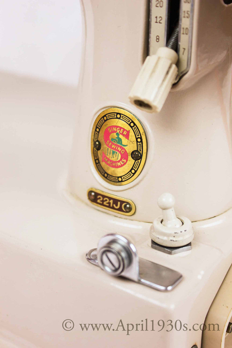 Singer Featherweight 221 Sewing Machine, TAN JE150***