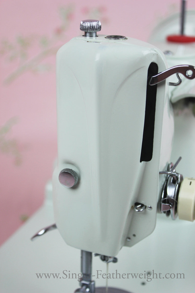 Singer Featherweight 221 Sewing Machine, WHITE EV989***