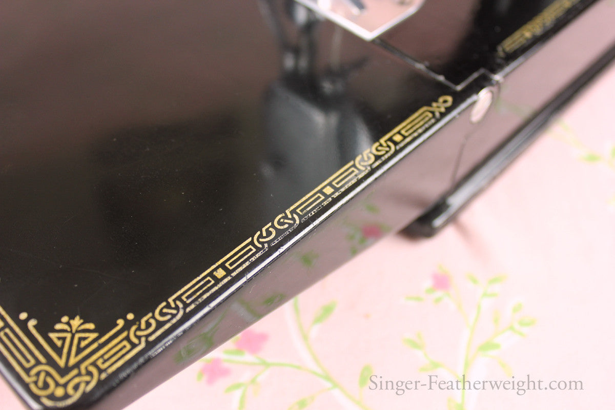 Singer Featherweight 221 Sewing Machine, CHICAGO BADGE 1934 AD543***