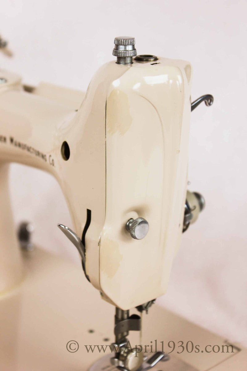 Singer Featherweight 221 Sewing Machine, TAN JE150***