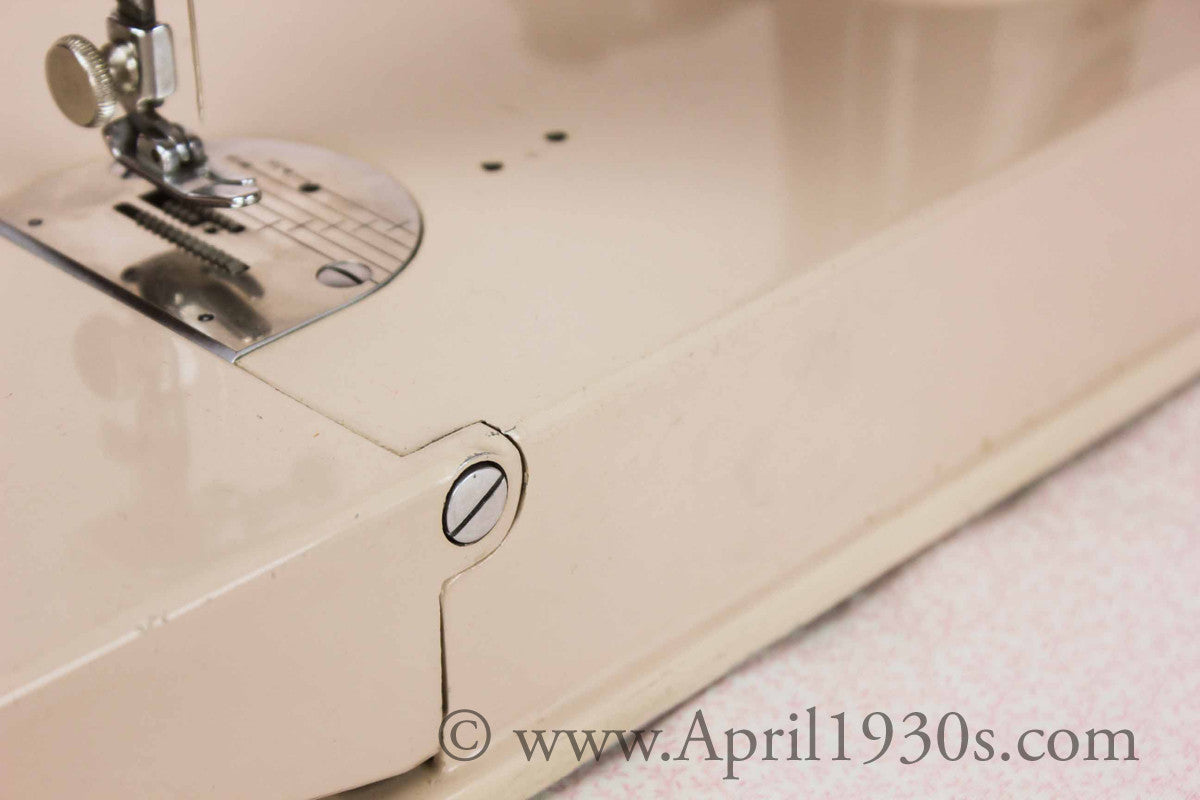 Singer Featherweight 221 Sewing Machine, TAN JE150***