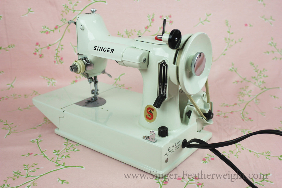 Singer Featherweight 221 Sewing Machine, WHITE EV989***