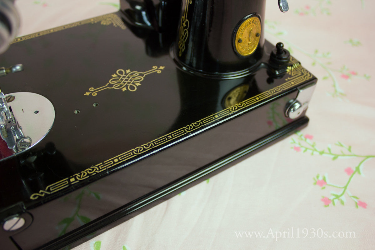 Singer Featherweight 221 Sewing machine, 1933 AD545***