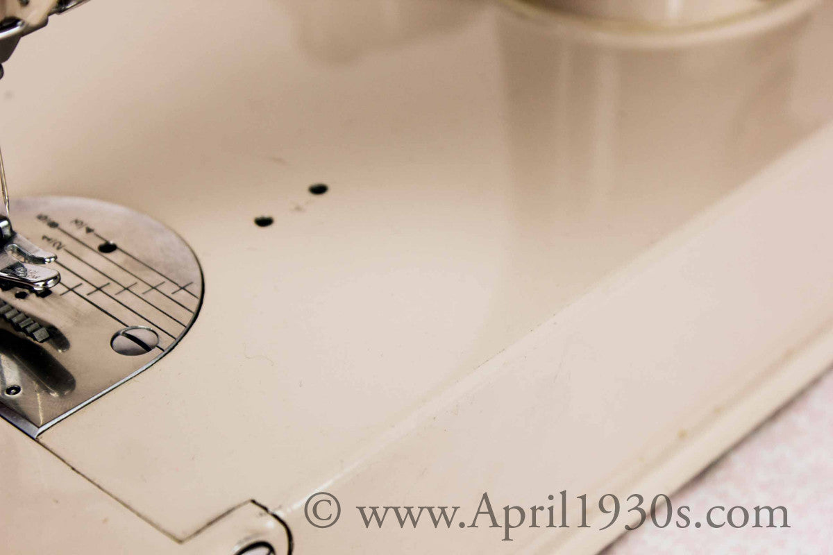 Singer Featherweight 221 Sewing Machine, TAN JE150***