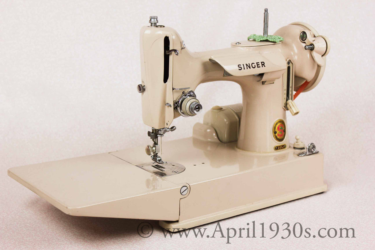 Singer Featherweight 221 Sewing Machine, TAN JE150***