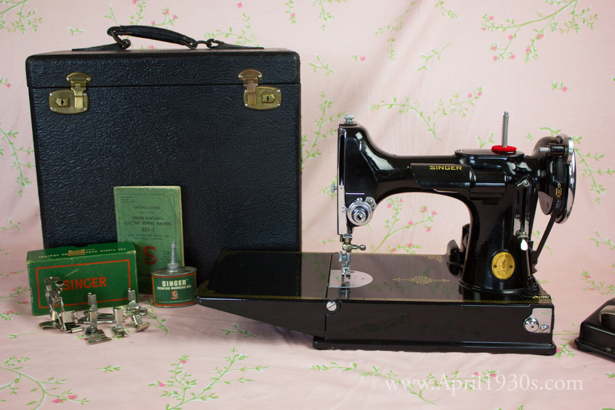 Singer Featherweight 221 Sewing machine, 1933 AD545***