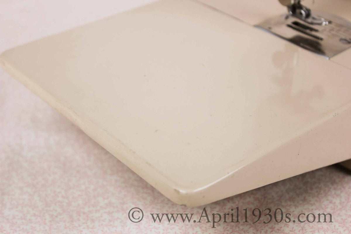 Singer Featherweight 221 Sewing Machine, TAN JE150***