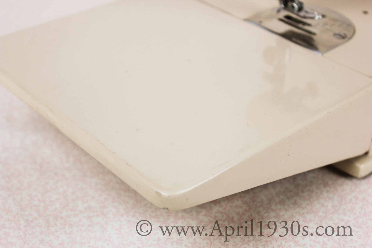 Singer Featherweight 221 Sewing Machine, TAN JE150***
