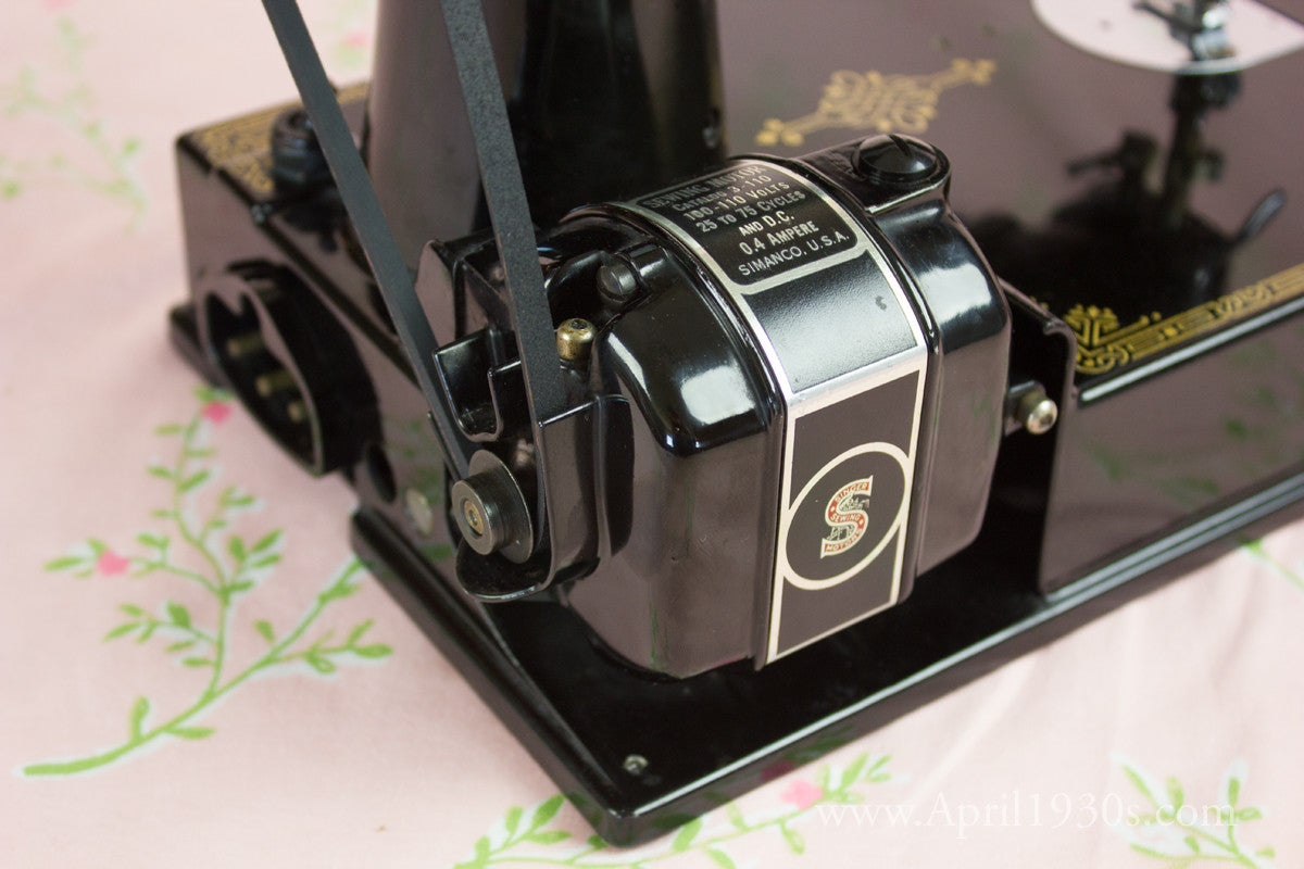 Singer Featherweight 221 Sewing machine, 1933 AD545***