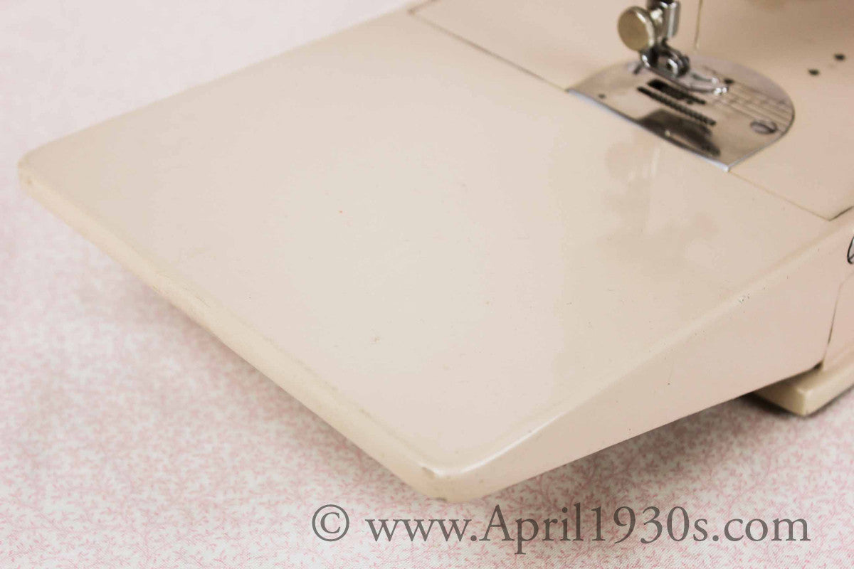 Singer Featherweight 221 Sewing Machine, TAN JE150***