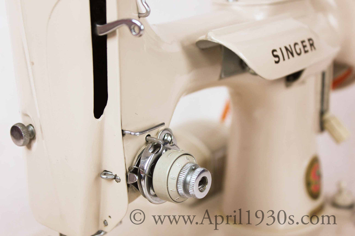 Singer Featherweight 221 Sewing Machine, TAN JE150***