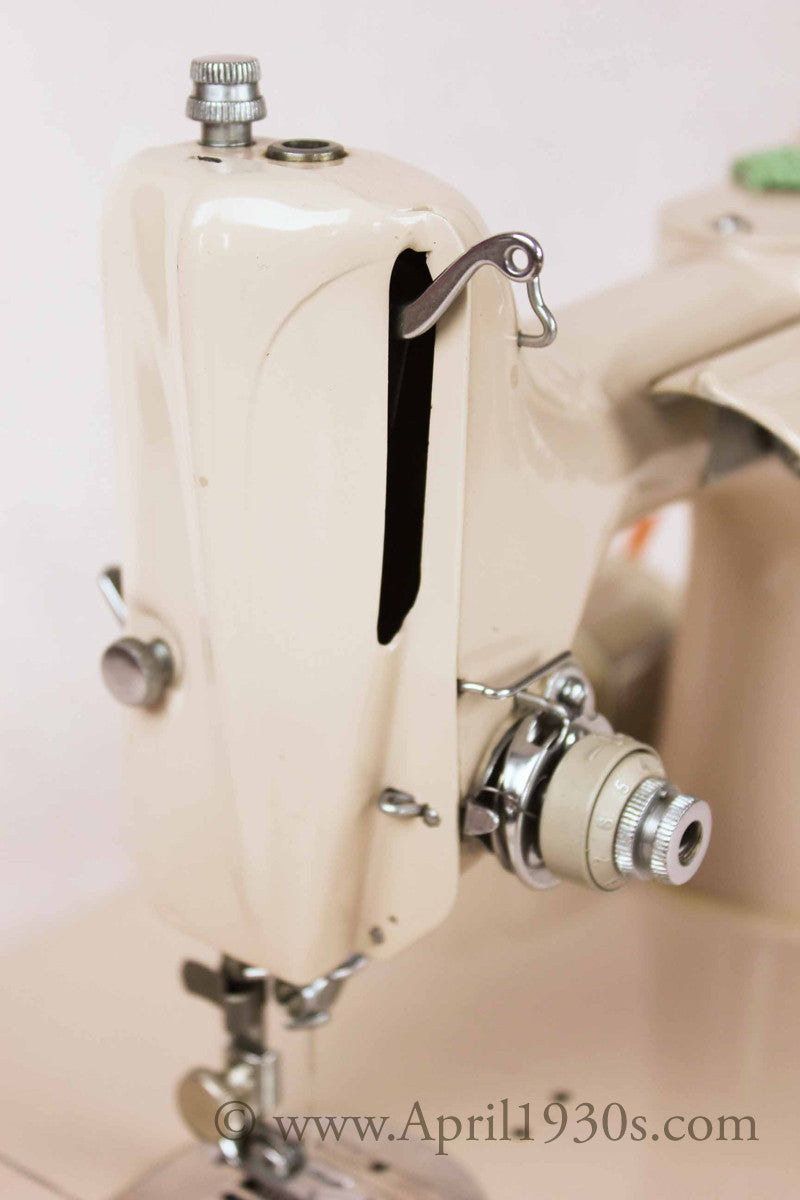 Singer Featherweight 221 Sewing Machine, TAN JE150***