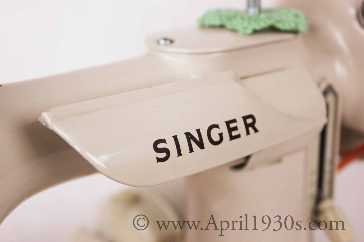 Singer Featherweight 221 Sewing Machine, TAN JE150***