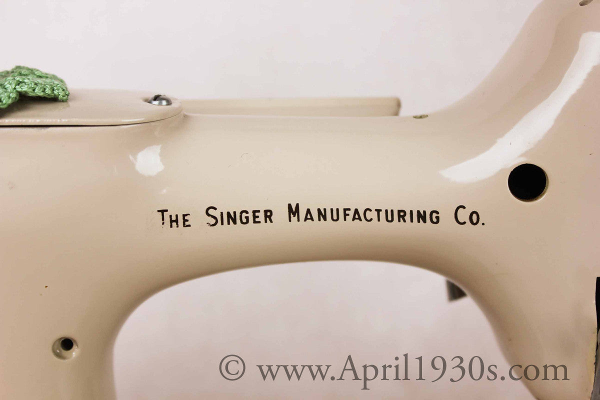 Singer Featherweight 221 Sewing Machine, TAN JE150***