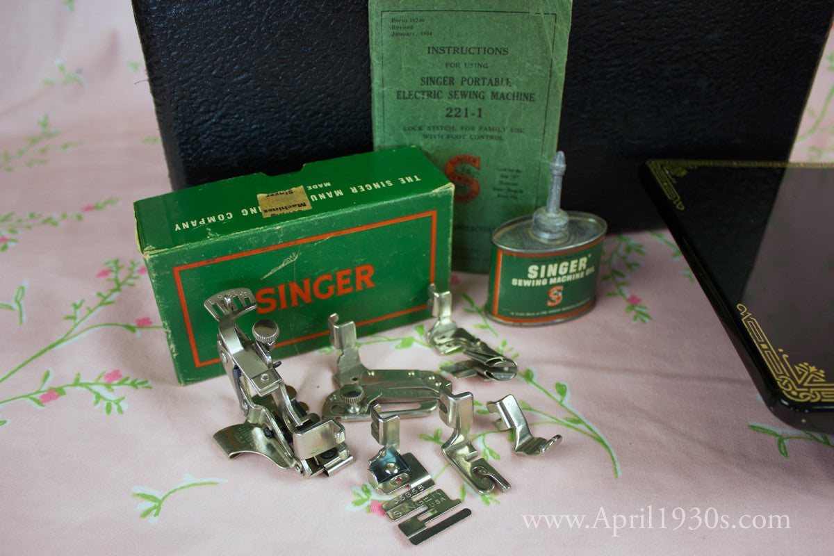 Singer Featherweight 221 Sewing machine, 1933 AD545***