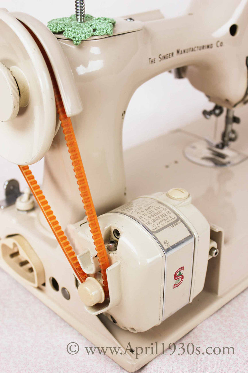 Singer Featherweight 221 Sewing Machine, TAN JE150***