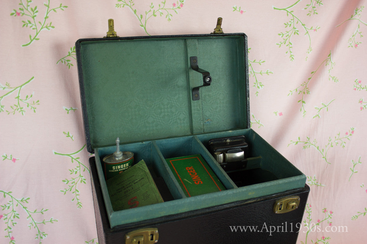 Singer Featherweight 221 Sewing machine, 1933 AD545***